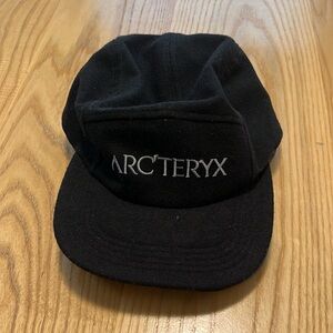 Arc’teryx black wool 5 panel hat